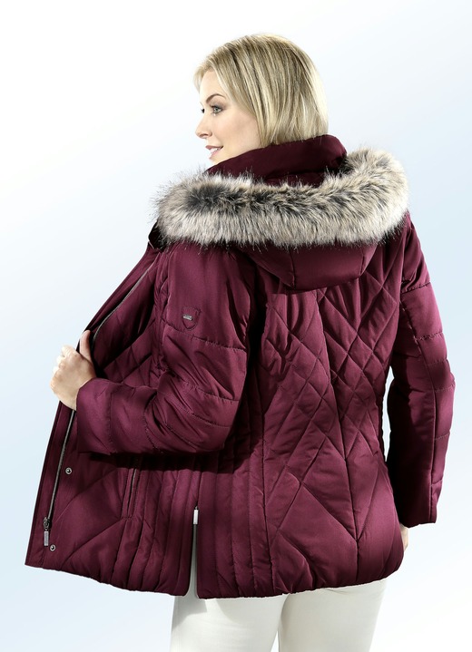 Winterjacken - Jacke mit Reißverschluss unter der Druckerleiste, in Größe 036 bis 052, in Farbe BURGUND Ansicht 1