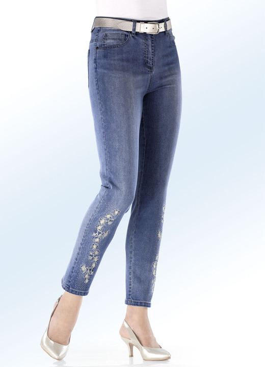 Hosen mit Knopf- und Reißverschluss - Edel-Jeans mit Stickerei-Applikationen und Glitzersteinchen, in Größe 017 bis 052, in Farbe JEANSBLAU Ansicht 1