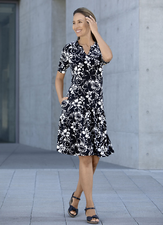 Kleid mit aparter Kragenlösung - Aktuelle Modetrends | BADER