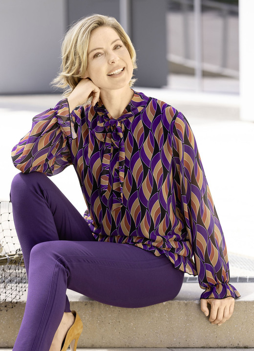 Langarm - Fabelhafte Bluse mit Bindeband, in Größe 036 bis 050, in Farbe SCHWARZ-LILA-CAMEL Ansicht 1