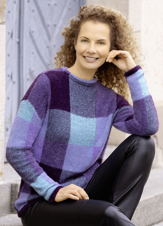 Pullover - Pullover aus haarigem Effektgarn, in Größe L(44/46) bis XS(32/34), in Farbe LILA-FLIEDER-TÜRKIS Ansicht 1