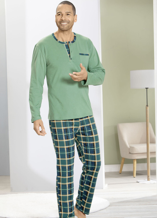 Schlafanzüge - Schlafanzug mit Kontrastblende an Knopfleiste und Brusttasche, in Größe 046 bis 060, in Farbe DUNKELGRÜN-OLIV-GELB Ansicht 1